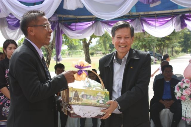 บริษัท เกลือพิมาย จำกัด โดย ดร.ธีระพร ศรีเฟื่องฟุ้ง ประธานกรรมการบริหาร และผู้ให้การสนับสนุน บริจาคอาคารห้องสมุด ให้แก่ โรงเรียนบ้านดอนแซะ