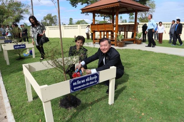 บริษัท เกลือพิมาย จำกัด โดย ดร.ธีระพร ศรีเฟื่องฟุ้ง ประธานกรรมการบริหาร และผู้ให้การสนับสนุน บริจาคอาคารห้องสมุด ให้แก่ โรงเรียนบ้านดอนแซะ