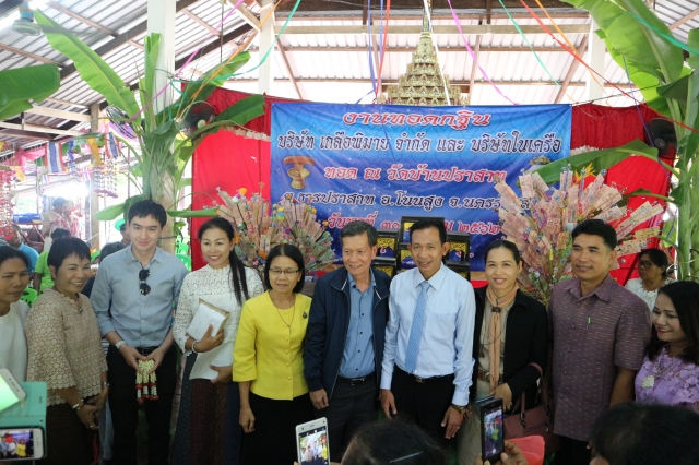 Mr. Arun Incharoensakdi Chief Operating Officer of Pimai Salt Co., Ltd. with employees and business partner jointly Kathin ceremony at Wat Ban Tamyae