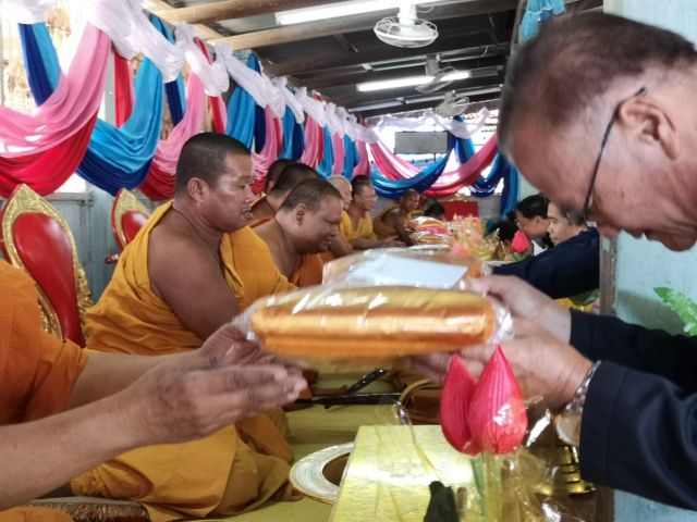 คุณอรุณ อินเจริญศักดิ์ ประธานเจ้าหน้าที่ฝ่ายปฏิบัติการ บริษัท เกลือพิมาย จำกัด และบริษัทในเครือ ร่วมเป็นเจ้าภาพทอดกฐิน ณ วัดบ้านปราสาท