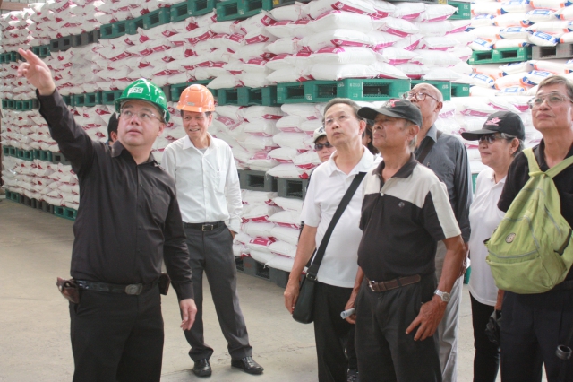 The visitors from Chulalongkorn University visited the Salt manufacturing plant process