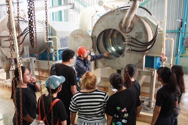 The group of teachers and students from Demonstration School of Khonkaen University (80 persons) visited to the salt manufacturing plant.