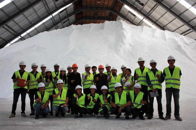 The group of Primary Industries and Mines Region 6 Nakhon Ratchasima office and Faculty 's teachers and students (26 persons) from Faculty of Engineering, Prince of Songkal University  visit the salt manufacturing plant of Pimai Salt Co.,Ltd.