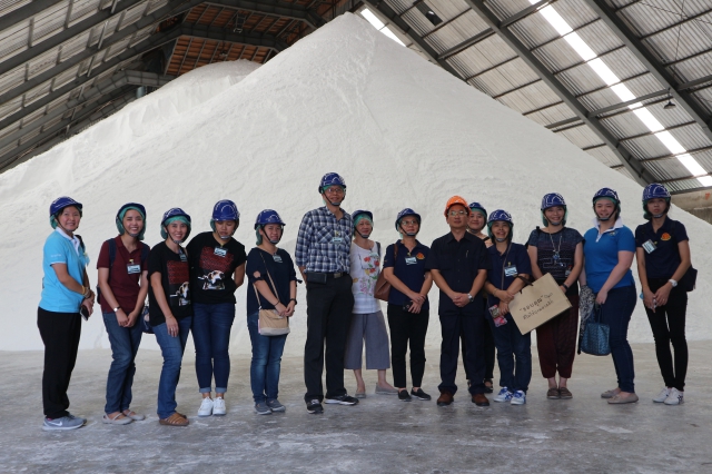 The group of Faculty 's teachers and students (21 persons) from Faculty of Pharmacy, Thammasat University to visit salt plant operation of Pimai Salt Company Limited at Pimai District Nakhonratchasima