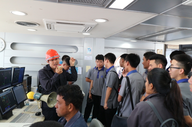 The group of teachers and students from Demonstration School of Khonkaen University (100 persons) visited to the salt manufacturing plant.