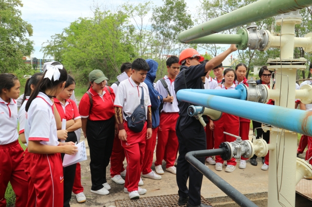 The group of Faculty 's teachers and students (106 persons) from Tavanchaividhaya School to visit the manufacturing plant scope of produce pure vacuum salt using brine from solution mining